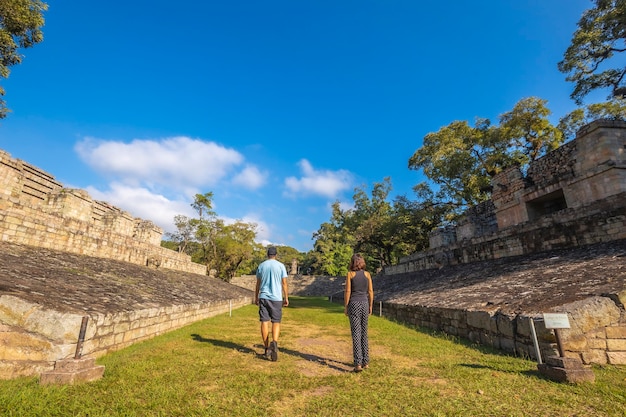 Foto una pareja paseando por el juego de pelota en los templos de copán ruinas