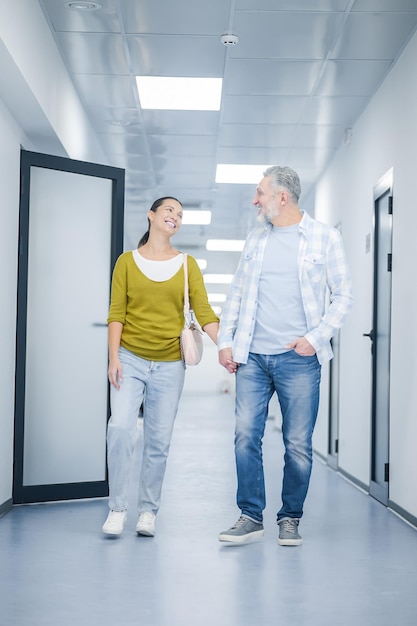 Una pareja en el pasillo de la clínica antes del procedimiento