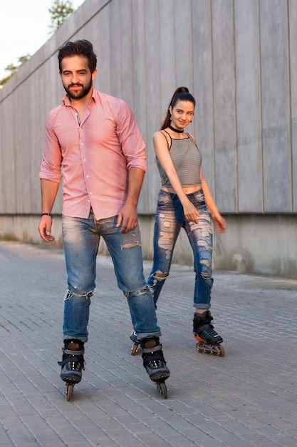 Pareja de patinaje en línea joven y mujer buena idea para una cita activa