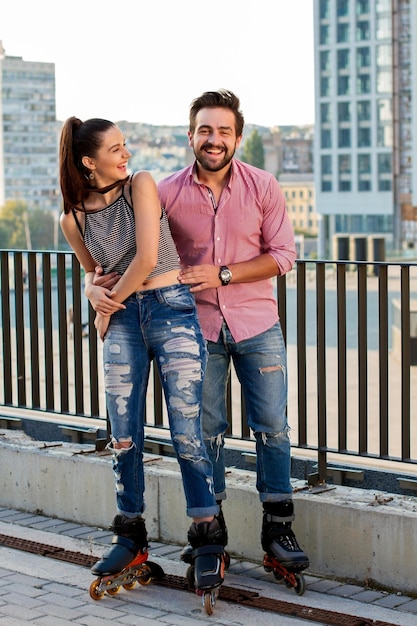 Pareja en patines riendo.