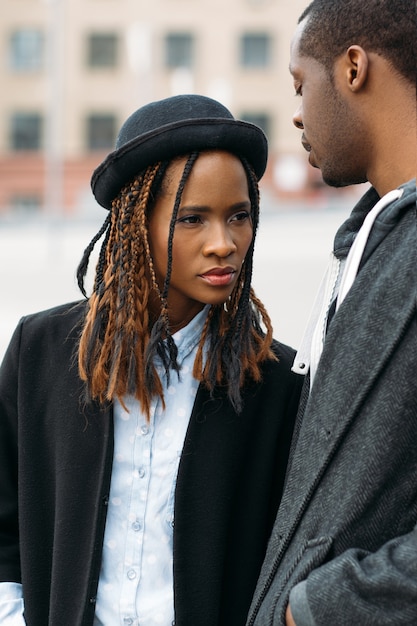 Pareja de peatones de moda. Juventud afroamericana. Jóvenes con estilo, hombre irreconocible, concepto de belleza