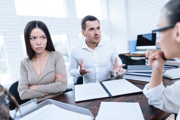 La pareja se pelea y discute entre sí.