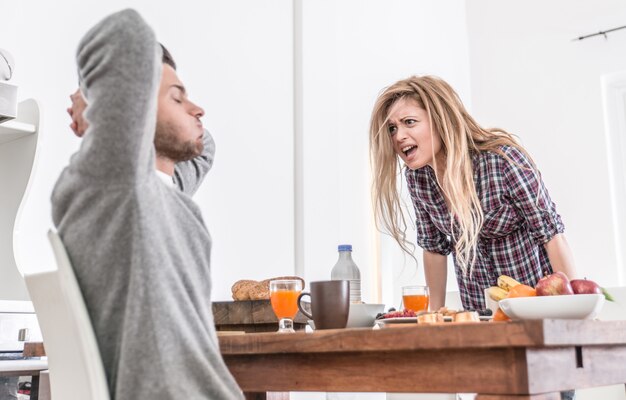 Pareja peleando en la mañana.