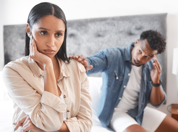 Pareja peleando con una mujer triste ignorando al hombre que intenta detener el conflicto o divorciarse en casa La dama enojada en el dormitorio toca con la mano quiere comunicarse o conversar sobre un problema en la casa