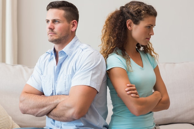 Foto pareja peleándose en la sala de estar