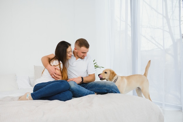 Pareja con perro sentado en casa