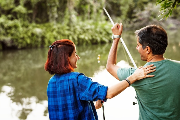 Pareja de pesca en la jungla