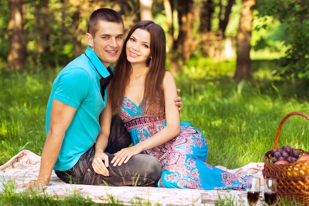 Pareja en picnic al aire libre