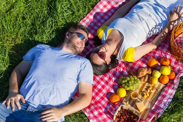 Pareja, en el picnic