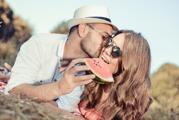 pareja en un picnic