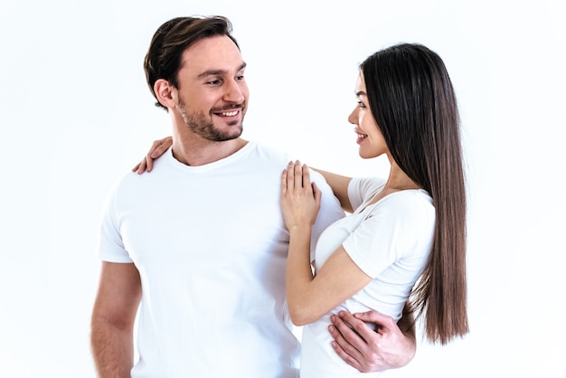 Foto la pareja de pie sobre el fondo blanco.