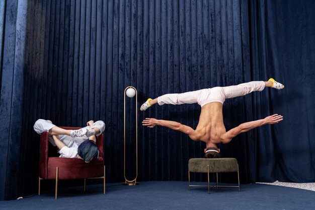 Pareja en pijama descansando en casa por concepto de forma creativa de relación, creatividad y aburrimiento