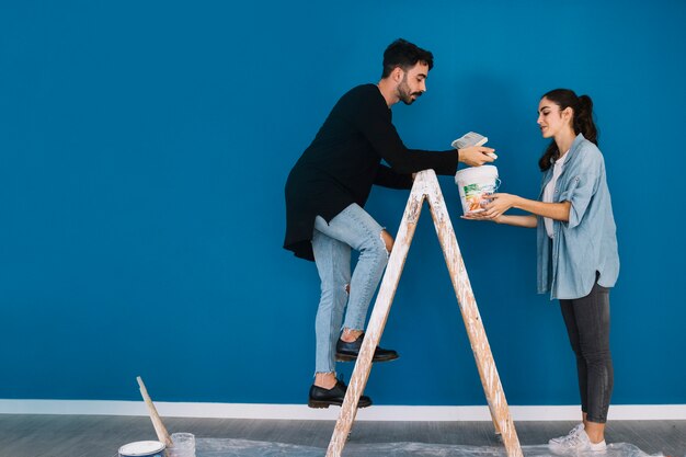 Pareja pintando