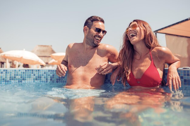 Pareja en el piscina