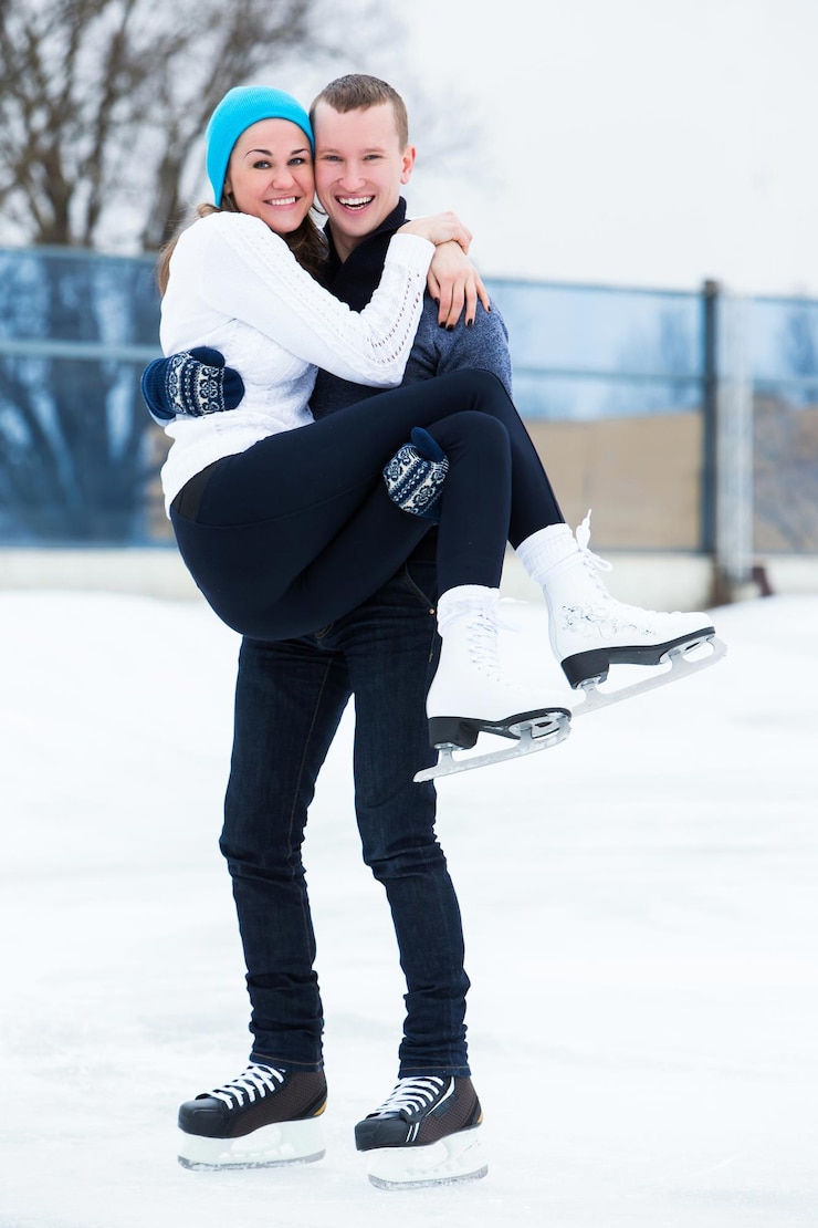 Foto una pareja en la pista de hielo