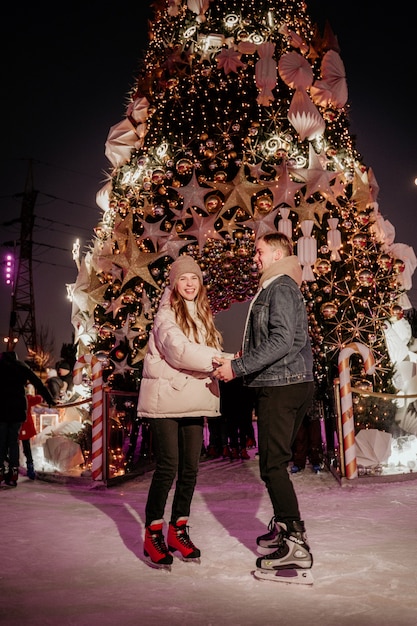 Pareja, en, pista de patinaje sobre hielo