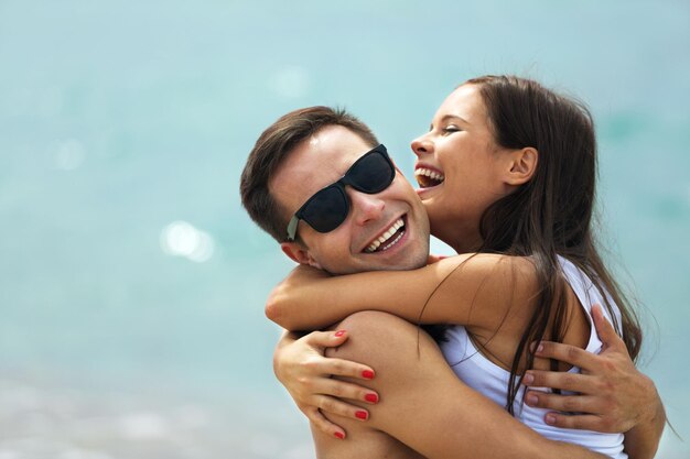 Foto pareja playa alegre felicidad amor romance sonriendo