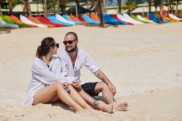 Pareja, en, playa arenosa