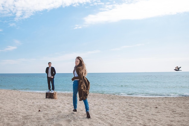 pareja, en, playa, cerca, mar