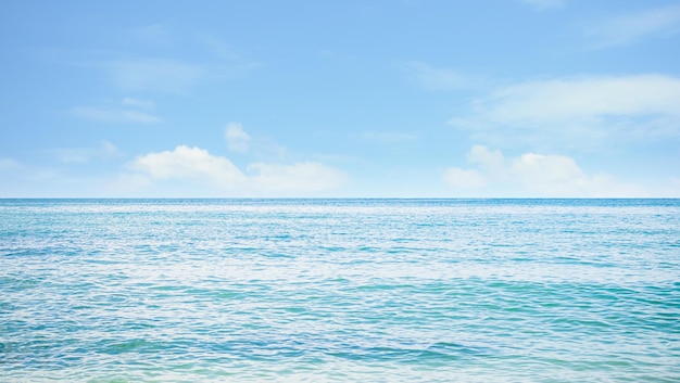 Una pareja en una playa con un cielo azul y el mar de fondo.