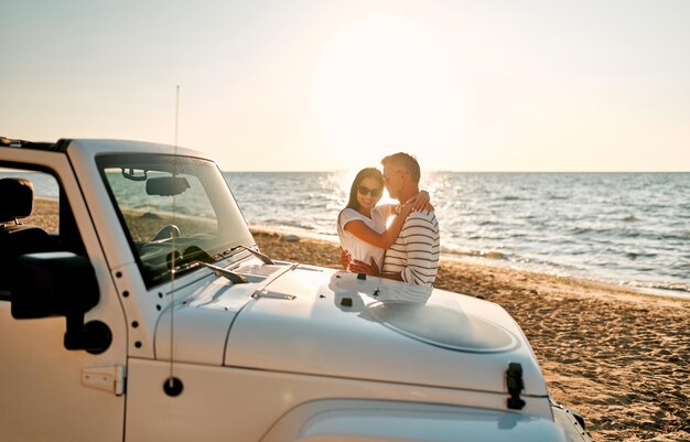 pareja, en, playa, con, coche