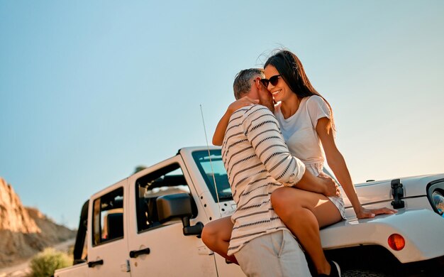 pareja, en, playa, con, coche