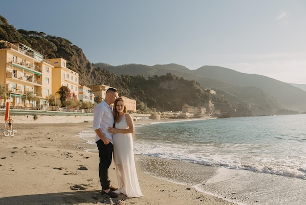 Una pareja en una playa de italia