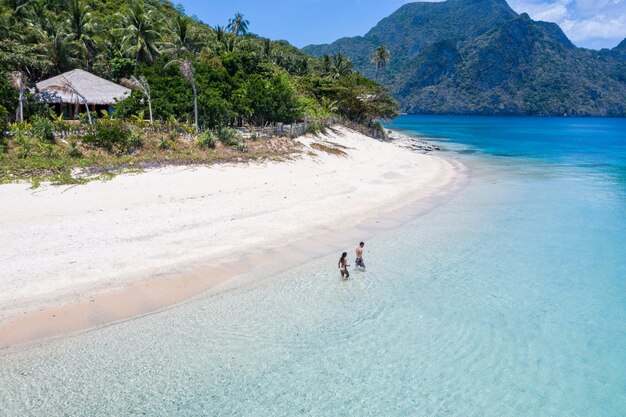 Pareja en una playa tropical en El Nido, Palawan, Filipinas