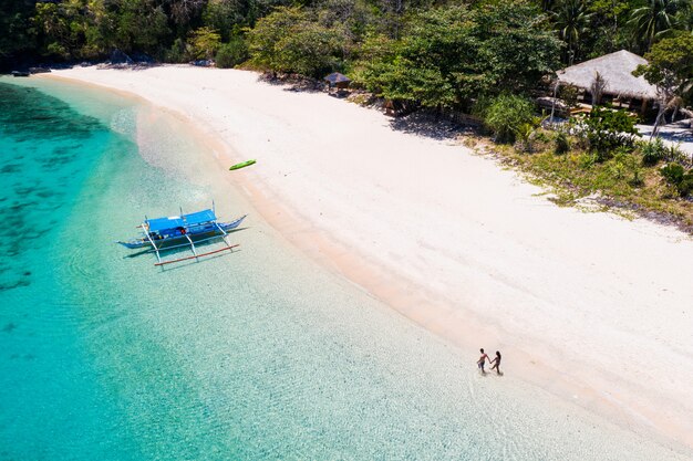 Pareja en una playa tropical en El Nido, Palawan, Filipinas