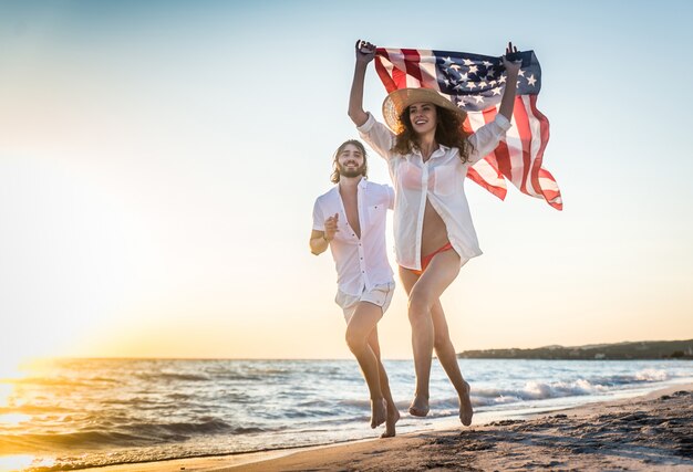 Pareja en una playa tropical