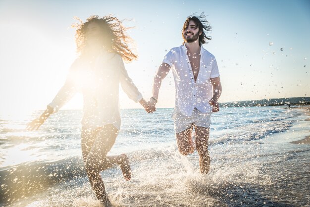 Pareja en una playa tropical