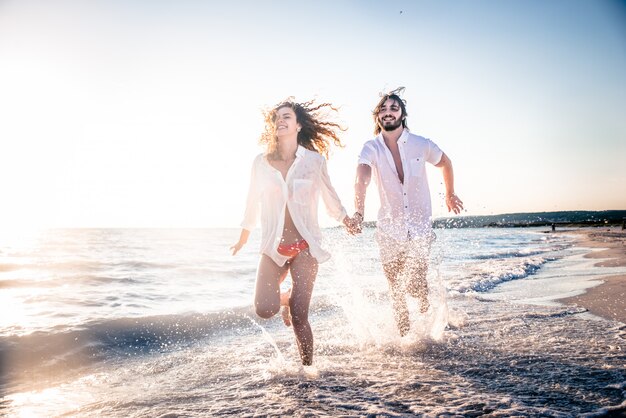 Pareja en una playa tropical