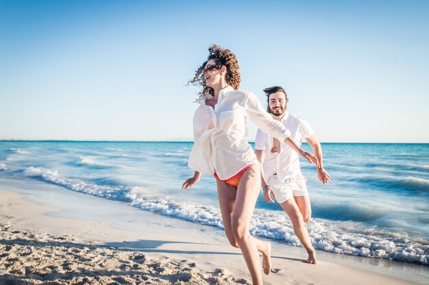 Pareja en una playa tropical