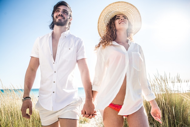 Pareja en una playa tropical