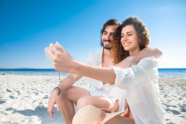 Pareja en una playa tropical