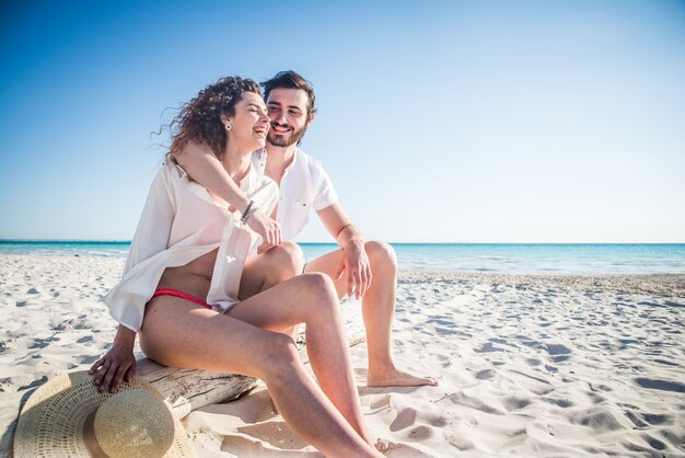 Pareja en una playa tropical