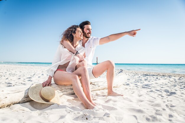 Pareja en una playa tropical