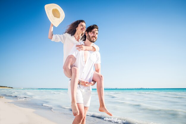 Pareja en una playa tropical