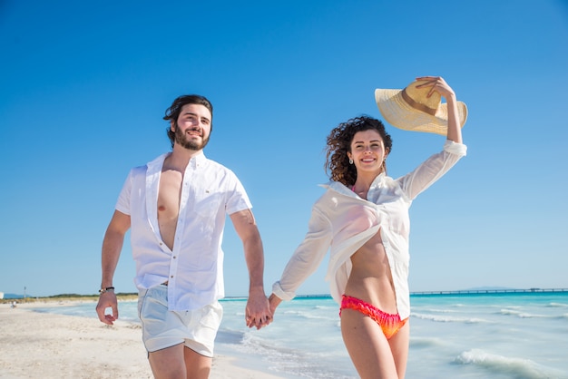 Pareja en una playa tropical