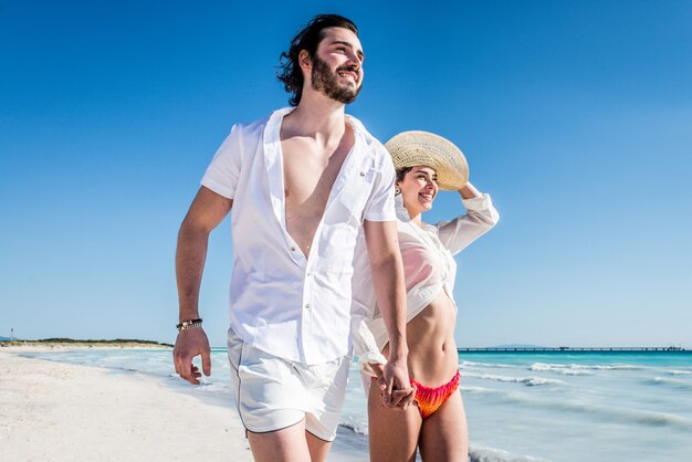 Pareja en una playa tropical