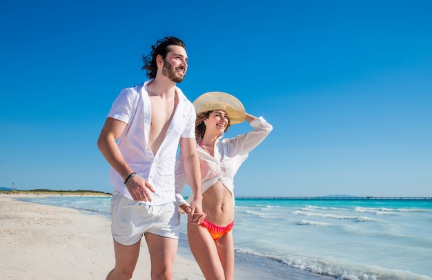 Pareja en una playa tropical