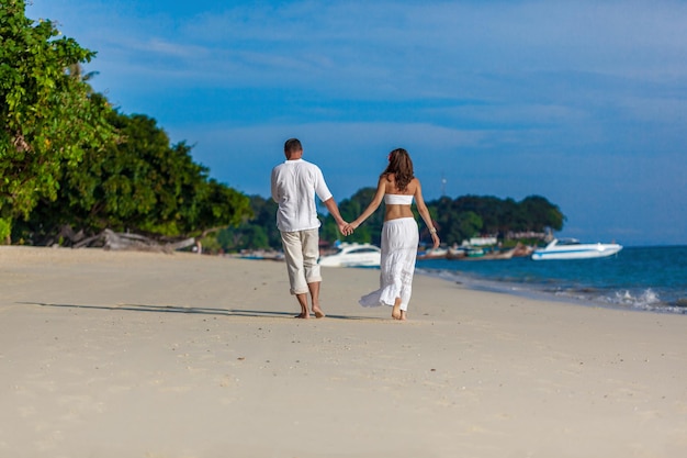 Pareja en una playa tropical