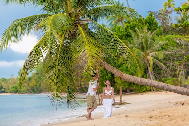 Pareja en una playa tropical