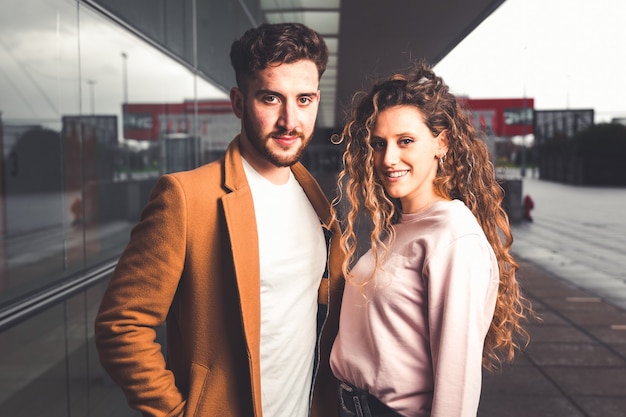 Una pareja posando en la calle con ropa casual.