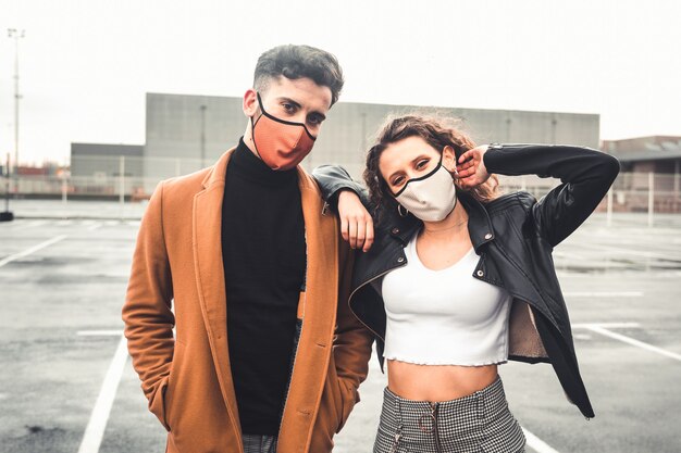 Una pareja posando en la calle con ropa casual.