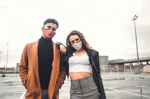 Una pareja posando en la calle con ropa casual.