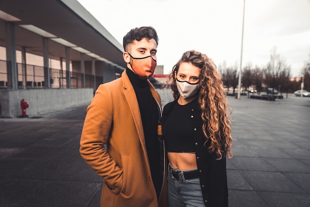 Una pareja posando en la calle con ropa casual.