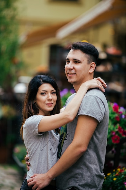 Pareja posando en las calles de una ciudad europea en verano