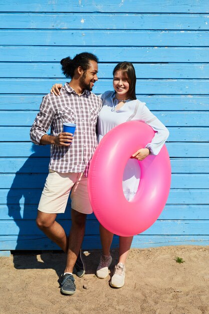 Pareja posando en verano