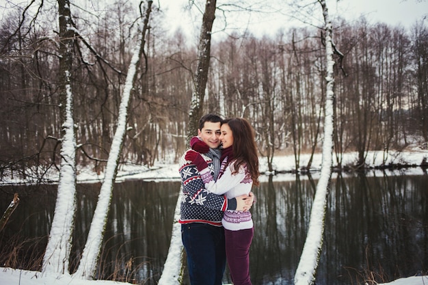 Pareja positiva en el fondo del río.